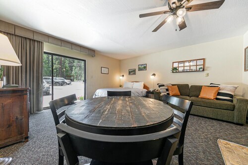 Beautiful Studio W/Kitchenette #134 at Donner Lake Village