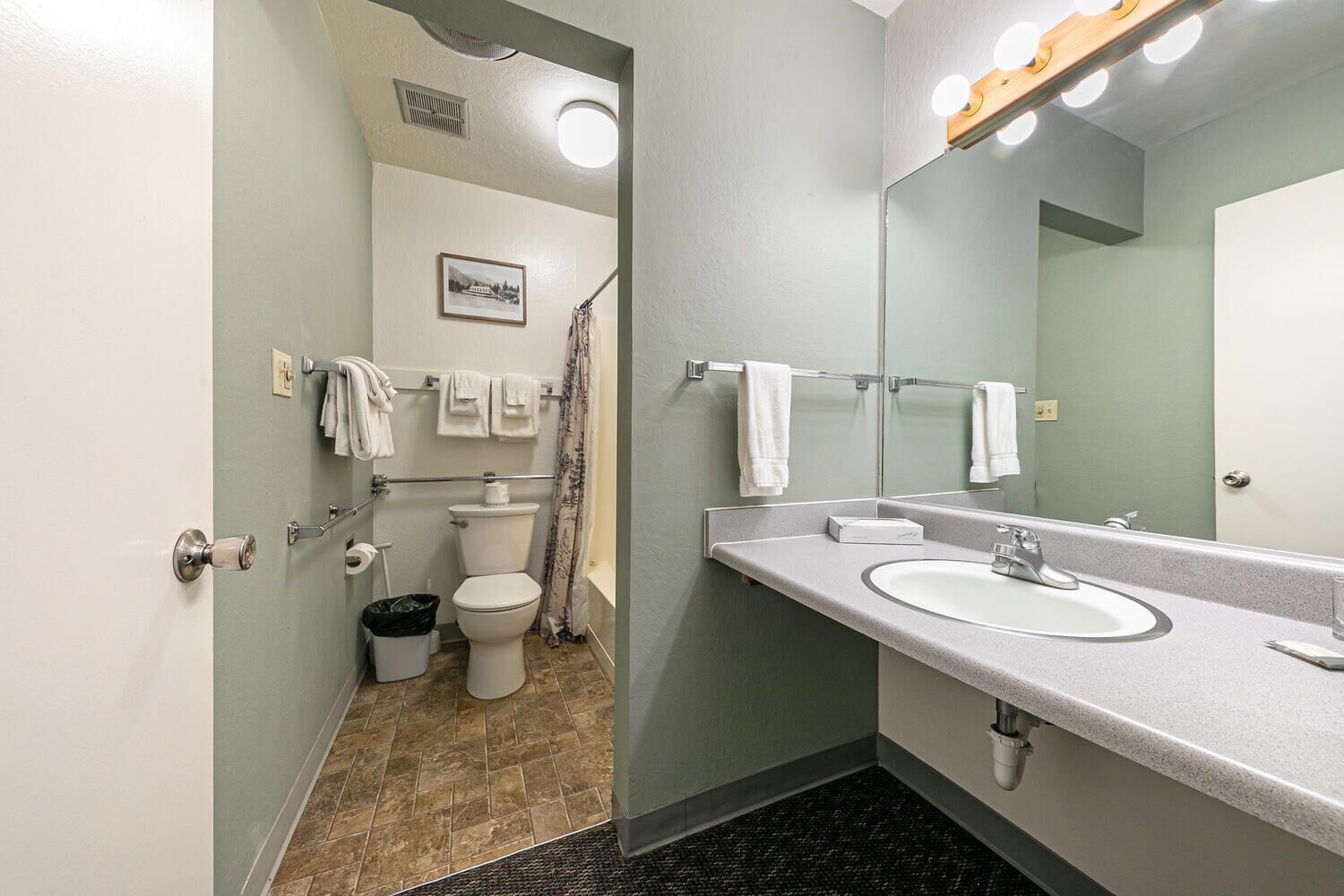 Un baño moderno con inodoro, bidé y lavamanos.