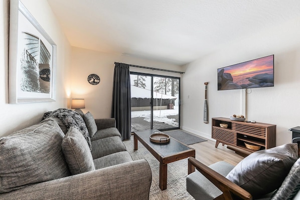 Älytelevisio, takka, tietokoneen näyttö