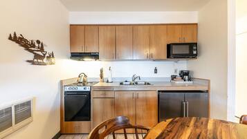 Microondas, parrilla de estufa y cafetera y tetera