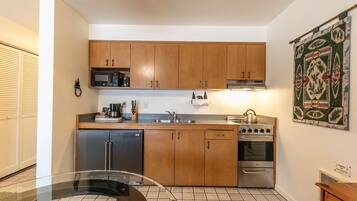 Fridge, microwave, oven, coffee/tea maker