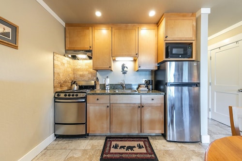 Quaint Studio w/Lake View #146 at Donner Lake Village