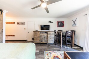 1 chambre, fer et planche à repasser, accès au Wi-Fi (inclus)