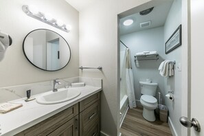 Un baño moderno con lavamanos doble, tocador y zona de ducha.