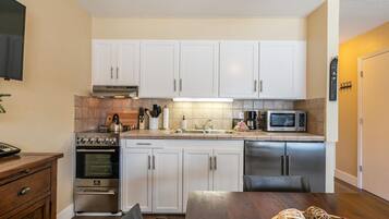 Microwave, coffee/tea maker, cookware/dishes/utensils, dining tables