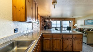 Una cocina con gabinetes de madera, encimera de granito y estufa integrada.