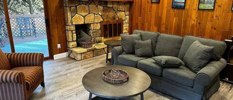 TV connectée, baby-foot, livres