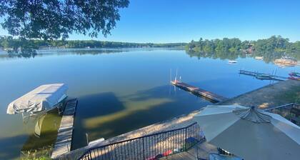 Beautiful 4 season, 3 bd, 2.5 bath, private beach. AC. Pontoon available.