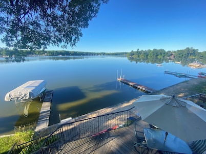 Beautiful 4 season, 3 bd, 2.5 bath, private beach. AC. Pontoon available.