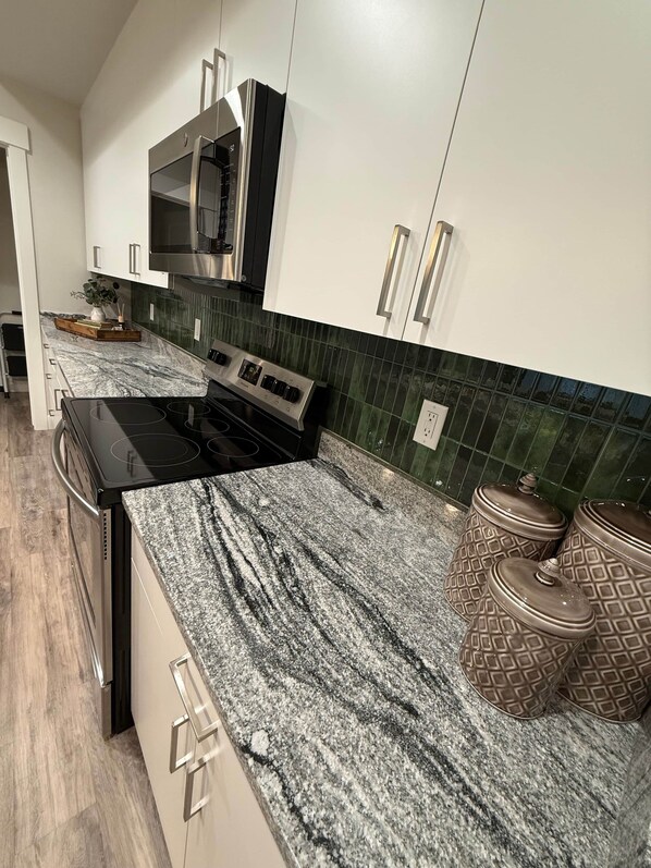 Geladeira, micro-ondas, fogão, cooktop