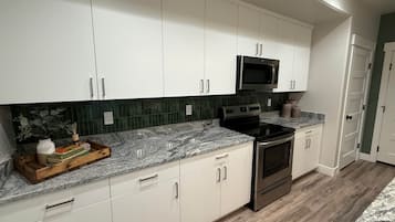 Een koelkast, een magnetron, een oven, een kookplaat