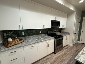 Jääkaappi, mikroaaltouuni, uuni, liesi