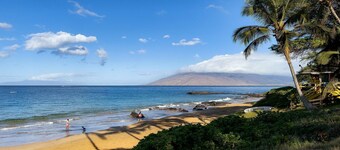 Tropical Hawaiian flair,steps to Kamaole Beach III