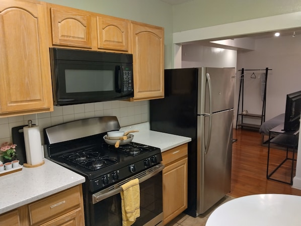 Fridge, microwave, oven, stovetop - Comfy 2beds-1bedroom at center city (Philadelphia)