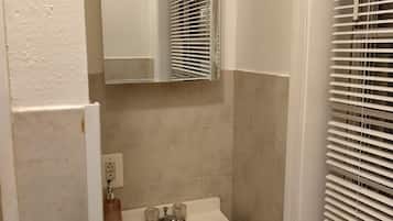 Secadora de cabello, toallas, jabón, papel de baño