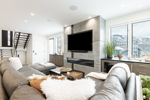 Televisie, een open haard en een stereo