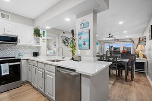 Refrigerador, microondas, horno, placa de cocina