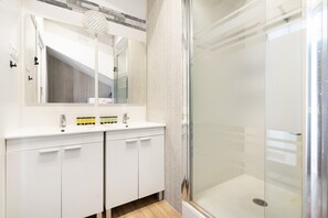 Shower, hair dryer, towels - atico en lavapies de alquiler temporal (Madrid)