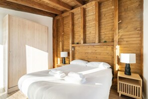 1 bedroom, iron/ironing board, free WiFi, bed sheets - atico en lavapies de alquiler temporal (Madrid)