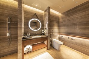 Shower, rainfall showerhead, designer toiletries, hair dryer - Girdear Hotel (Qingyuan)