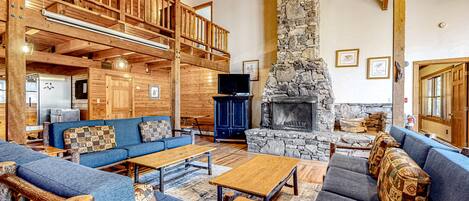 Televisión, chimenea, futbolito, mesa de ping pong