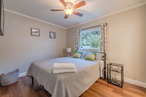 3 bedrooms, desk, iron/ironing board, WiFi - Clean pool house with 70" TV nearby beaches, shopping and restaurants  (Cape Coral)