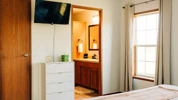 3 bedrooms, iron/ironing board, travel crib, WiFi