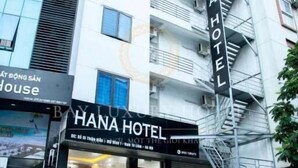 A multi-story building with a sign for Hana Hotel. - Hana Hotel by Bay Luxury (Hanoi)