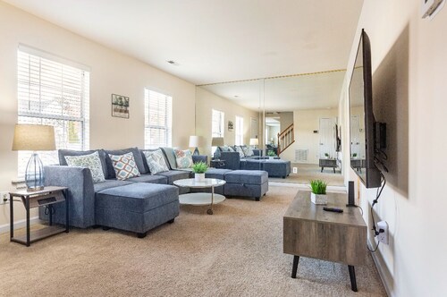 Pet-friendly spacious home with parking! Large deck & close to major attractions