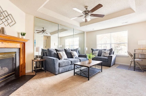 Pet-friendly spacious home with parking! Large deck & close to major attractions