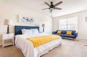 4 habitaciones, escritorio y tabla de planchar con plancha 