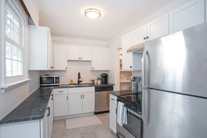 Private kitchen - Renovated condo located in the center of Nashville near downtown in West End. (Nashville)