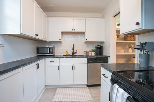 Renovated condo located in the center of Nashville near downtown in West End. 