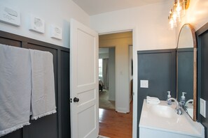 Serviettes fournies, savon, shampoing, papier toilette