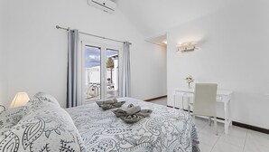 A bedroom with a bed, a desk, and a chair. - Villa Eva - Villasexperience (Puerto del Carmen)