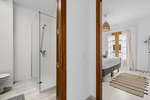 Dusj, hårføner og håndklær