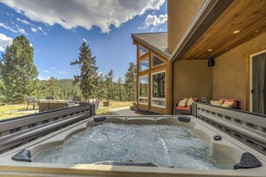 Outdoor spa tub - Rustic Luxury (Woodland Park)