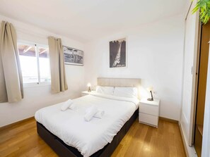 Iron/ironing board, travel cot, free WiFi, bed sheets - Penthouse with sea views, pool and parking (Torre De Benagalbon)