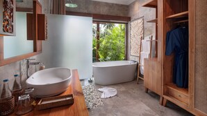 Une salle de bain moderne avec une baignoire sur pieds, un grand miroir et un meuble-lavabo en bois.