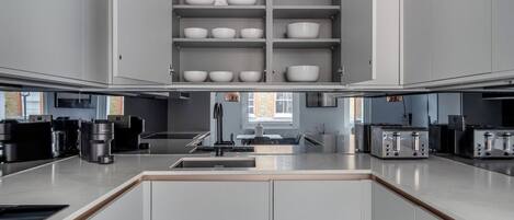 Geladeira, micro-ondas, fogão, cooktop