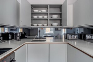 Réfrigérateur, micro-ondes, four, plaque de cuisson