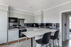 Frigorifero, microonde, forno, piano cottura