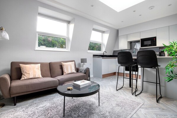 Fridge, microwave, oven, stovetop - Stellar Fitzrovia 1BR, nr Bars & Tottenham Court Rd, by Blueground (London)