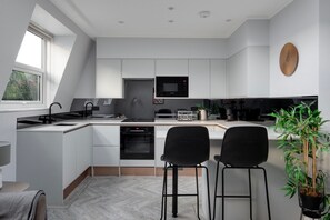 Fridge, microwave, oven, stovetop - Stellar Fitzrovia 1BR, nr Bars & Tottenham Court Rd, by Blueground (London)