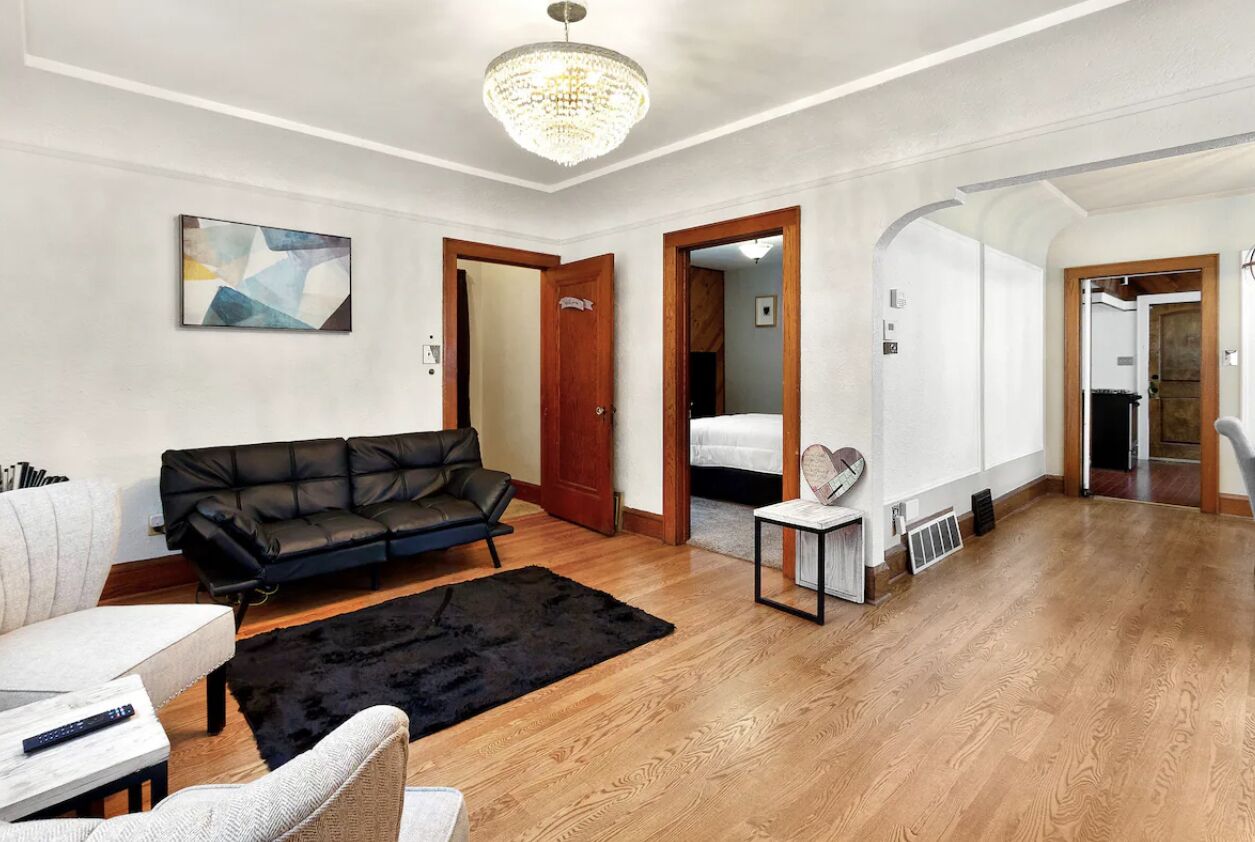 Cozy Sunset Height 2 BR- In the Heart of MKE
