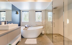 Shower, towels - The Experience SÔ Lodge (SHEFFORD)