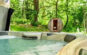 Outdoor spa tub