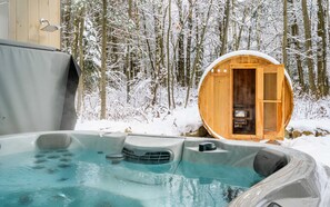 Outdoor spa tub - The Experience SÔ Lodge (SHEFFORD)