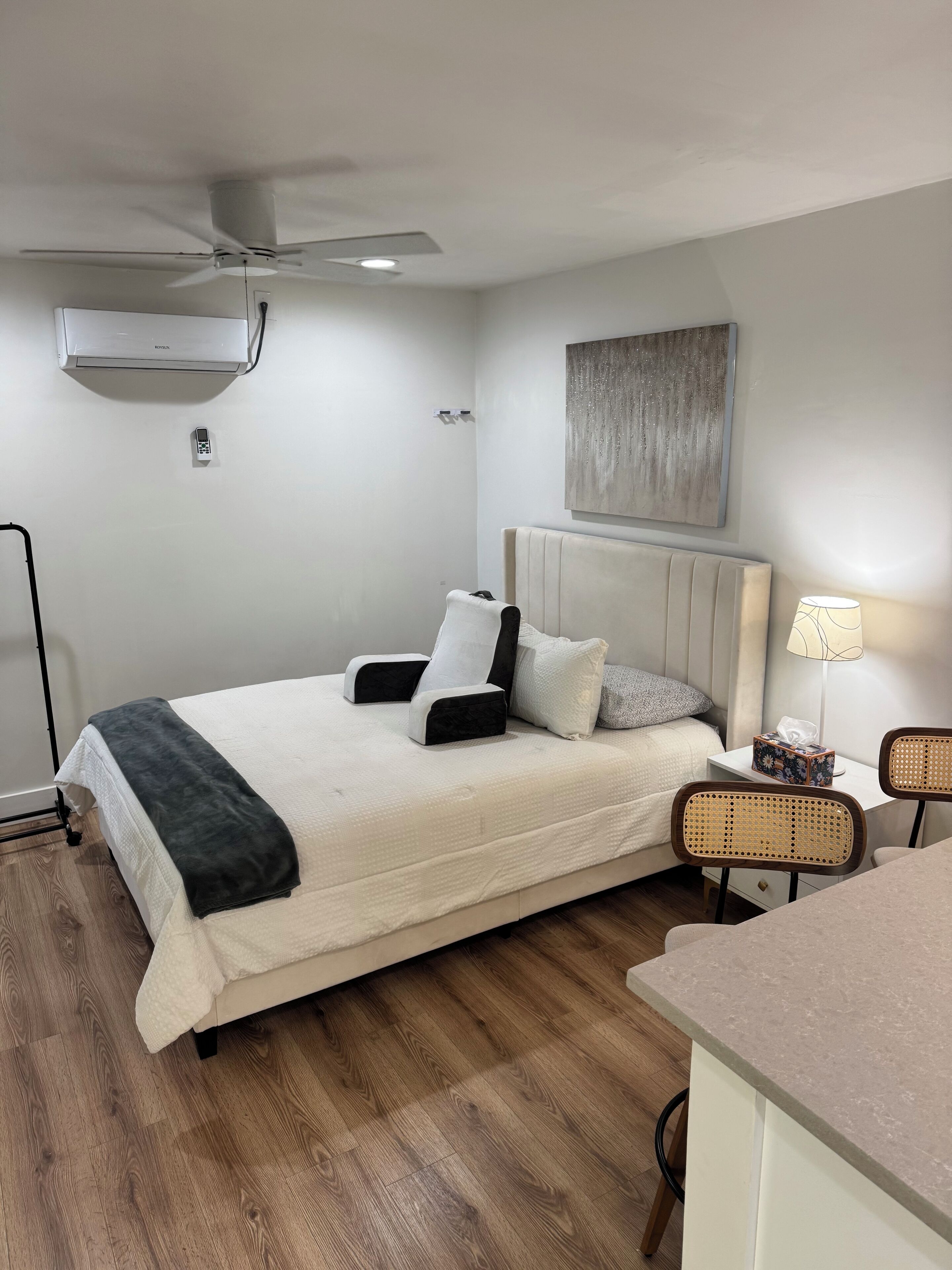 4 室のベッドルーム、アイロン / アイロン台、WiFi (無料)、ベッドシーツ