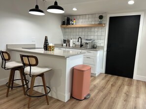 Fridge, microwave, oven, stovetop - Spacious Guest House with Queen Bed, Fully Stocked Kitchen, Washer &Dryer, & BBQ (Phoenix)